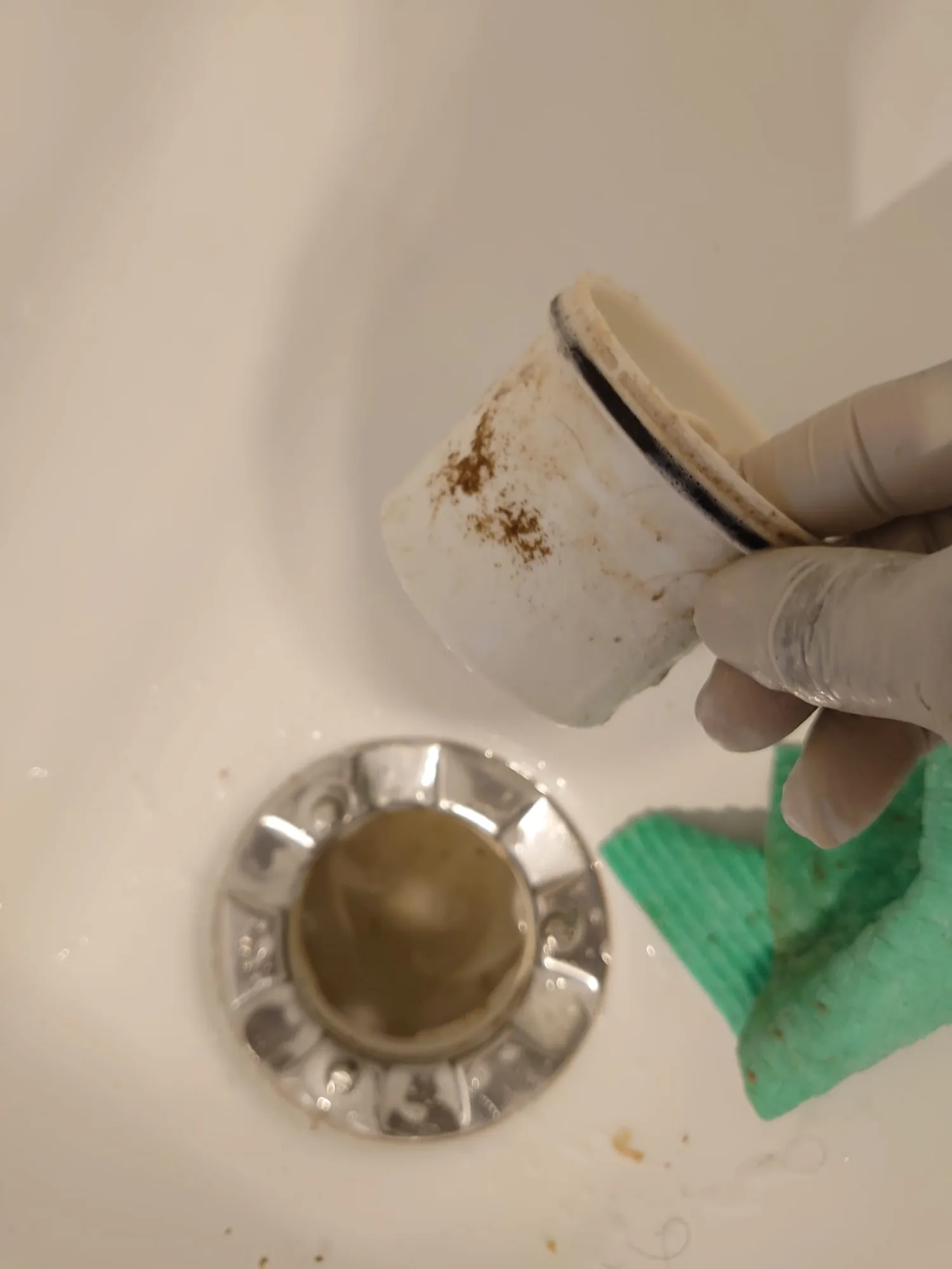 Waschbeckenabfluss gereinigt (vorher)